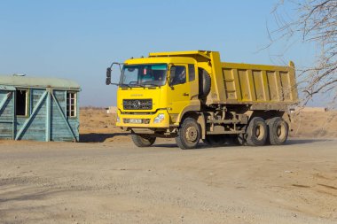 KYZYLKUM DESERT, UZBEKISTAN - 20 Mart: Kyzylkum Çölünde Kamyon, dünyanın en büyük 16. çölü.