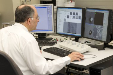 Budapeşte, Macaristan - 25 Mayıs 2011: ELTE Üniversitesi, Budapeşte 'de işçi olarak elektron mikroskobu kullanan adam.