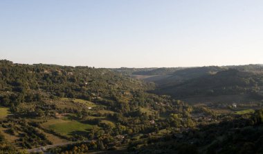 Yeşil çimenler ve dağlarla kaplı dağ manzarası