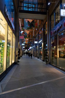 Şehirdeki alışveriş merkezinin içi.