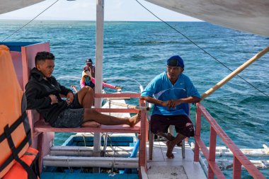 Denizde bir grup insan