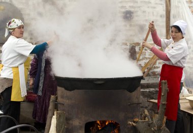 Asyalı aşçı mutfakta yemek pişiriyor.