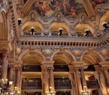 PARIS - 30 Temmuz 2014: Palais Garnier operasının iç mekanı 30 Temmuz 2014 tarihinde Paris 'te gösterilmiştir. 1861 'den 1875' e kadar Paris Operası için inşa edilmiş..