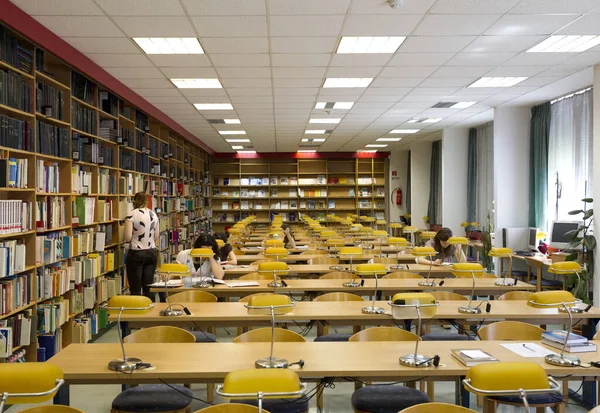 Шкільний Клас Вчителем Бібліотеці — стокове фото