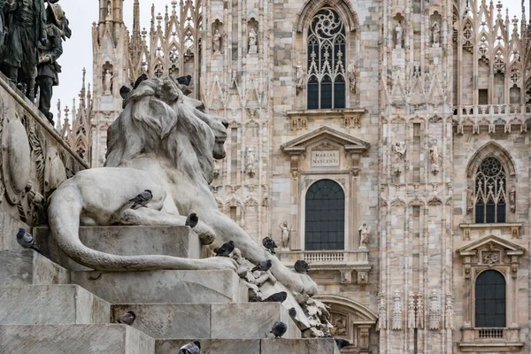 Escultura Leão Frente Fachada Catedral Milão Itália — Fotografia de Stock