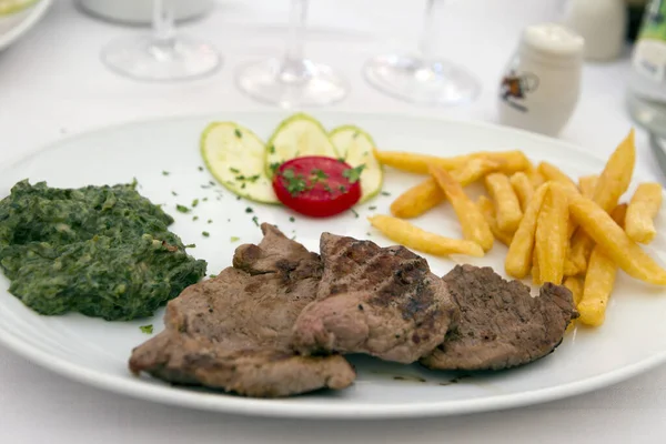 Filete Parrilla Con Verduras Plato Blanco — Foto de Stock