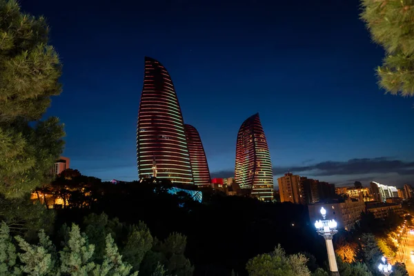 Baku Azerbaigian Maggio 2019 Luci Colorate Sulle Torri Fuoco Simbolo — Foto Stock