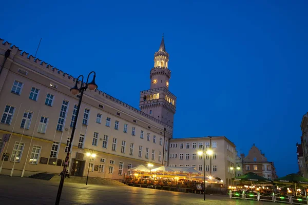 ポーランドのワルシャワにある市庁舎の夜景は — ストック写真