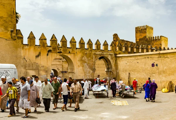 Fez Morocco Ιούλιος 2014 Άνθρωποι Περπατούν Μπροστά Από Τον Τοίχο — Φωτογραφία Αρχείου