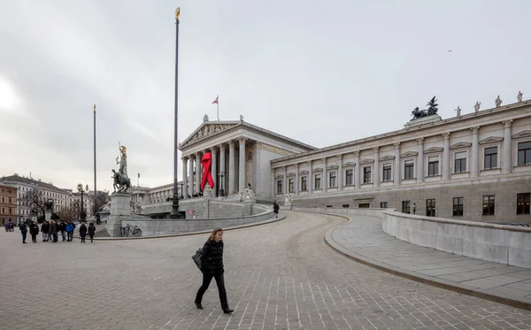 ウィーン オーストリア 2016年11月30日 世界の援助の日を記念して オーストリアの国会議事堂のファサードに巨大な赤いリボン — ストック写真