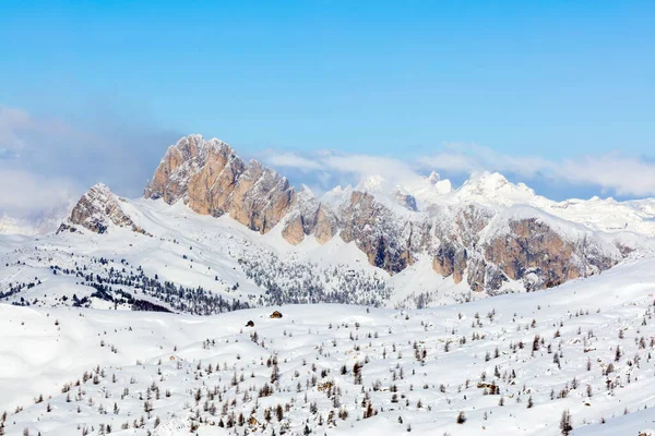 Winter Berglandschaft Mit Schneebedeckten Bergen — Stockfoto