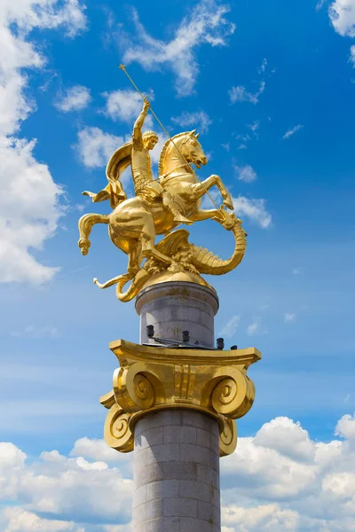 Escultura Dourada São Jorge Praça Liberdade Tbilisi — Fotografia de Stock