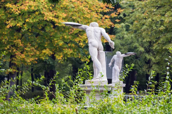 Statues Athlètes Dans Parc Vert — Photo