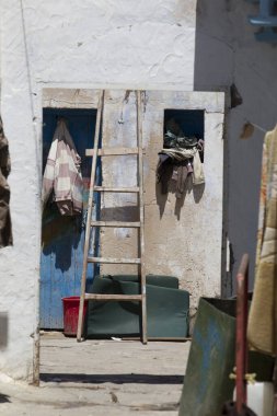 Kırık camlı eski kirli pencere