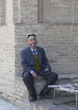 Merdivenlerde oturan genç bir iş adamının portresi.