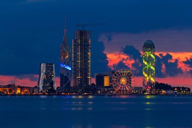 Batumi şehrinin gökyüzü geceleri
