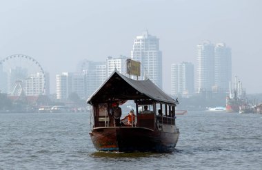 Tayland 'da nehir kıyısında bir tekne