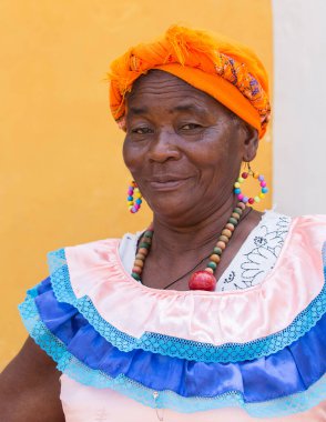 CARTAGENA, COLOMBIA - 29 Ekim 2015: Cartagena şehir merkezinde kimliği belirsiz bir kadın. Kolombiya 'nın en büyük beşinci şehri ve Barranquilla' dan sonra bölgenin en büyük ikinci şehridir..