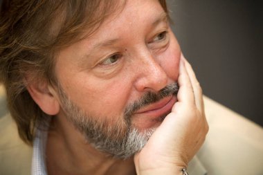 Orkeny Tiyatrosu aktörü Laszlo Galffi, Macar Film Akademisi 'nin profosörü röportajını yapıyor. 29 Mayıs 2012 'de Budapeşte, Macaristan' da. Galffi 2011 yılında 