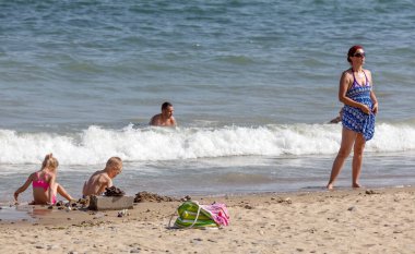 ELENITE, BULGARIA - 16 Temmuz 2016: Elenite Holiday Village plajında, Elenite Holiday Village 'ın sadece 10 km kuzeyinde bulunan insanlar şık villalar ve otel konaklamaları sunuyor 