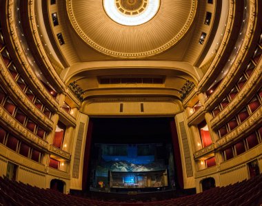 Vienna, AUSTRIA - 30 Kasım 2016: Viyana Devlet Opera Evi. Wiener Staatsoper yılda yaklaşık 300 gösteride 50-70 opera ve bale sahnelemektedir.. 