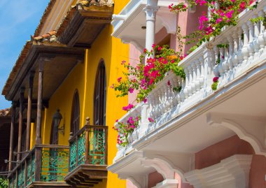 CARTAGENA, COLOMBIA - 29 Ekim 2015: Cartagena şehir merkezindeki evler. Kolombiya 'nın en büyük beşinci şehri ve Barranquilla' dan sonra bölgenin en büyük ikinci şehridir.. 