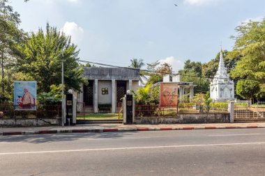 Yol kenarındaki Budist tapınağı.