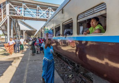Myanmar 'daki insanlarla dolu tren istasyonu.
