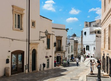 Ostuni, İtalya - 6 Haziran 2017: Güney İtalya 'nın Ostuni kentinde turistler.