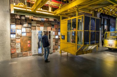 GDANSK, POLAND - 20 Eylül 2015 'te Polonya' nın Gdansk kentindeki Solidarnosc Merkezi 'nde sergi. Anma müzesi 31 'de açıldı. - Sekiz. Gdansk limanında 2014, AB tarafından finanse ediliyor.