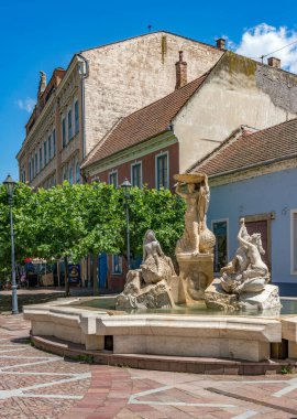 ESZTERGOM, HUNGARY 1 Haziran 2019: Macaristan 'ın Esztergom şehrinin merkezinde Szechenyi Meydanı