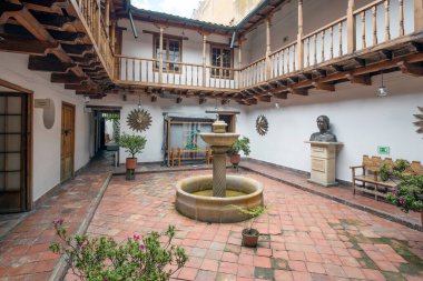 BOGOTA, COLOMBIA 22 Ekim 2015: şehir merkezinde Manuela Saenz Evi. Güney Amerika 'nın devrimci kahramanıydı ve Güney Amerika devrimci lideri Simon Bolivar' ın metresiydi..