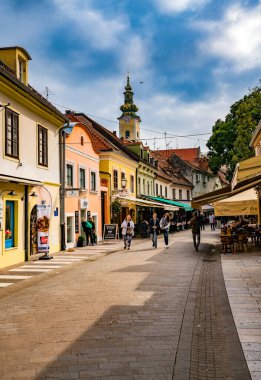 Zagreb, Hırvatistan - 24 Eylül 2017: Zagreb şehir merkezindeki Tkalciceva Caddesi restoran ve kafelerle dolu