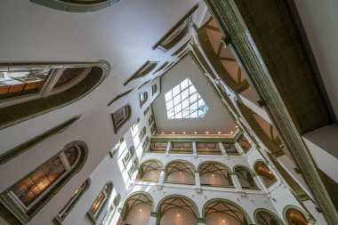 Budapeşte, Macaristan - 12 Haziran 2019: Hyatt Hotel 'in Parizsi Udvar (Parisian Passage) iç mekanı, Haziran 2019' da Macaristan 'ın Budapeşte kentinde açıldı.