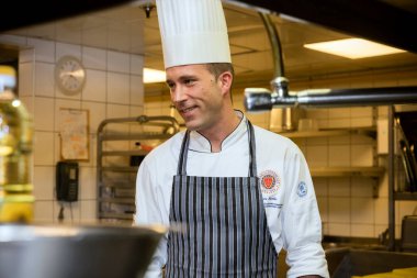 BUDAPEST, HUNGARY - 10 Şubat 2016: Aron Barka, Araz Restoranı şefi (Continental Hotel Budapeşte) mutfağında. Profesyonel kariyerine Hotel Kempinski 'de başladı..