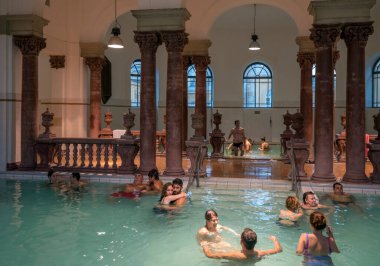Budapeşte, Macaristan 16 Ekim 2017: Macaristan 'ın Budapeşte kentinde Szechenyi hamamlarının içi. Avrupa 'nın en büyük termal banyo kompleksi..