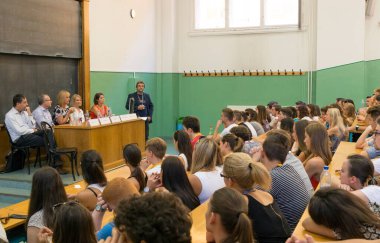BUDAPEST, HUNGARY - 02 Eylül 2015: Budapeşte 'deki ELTE konferans salonunda kimliği belirsiz öğrenciler. Eotvos Lorand Üniversitesi (ELTE) Macaristan 'ın en büyük ve en eski üniversitesidir..