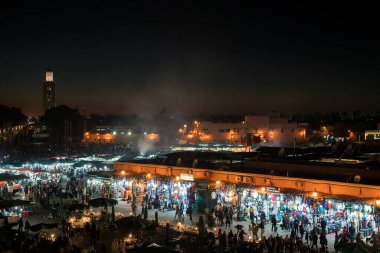 Marakeş, Fas - 25 Aralık 2017 Jemaa el Fna Meydanı, Marakeş 'in merkezindeki amfetamin pazarı.