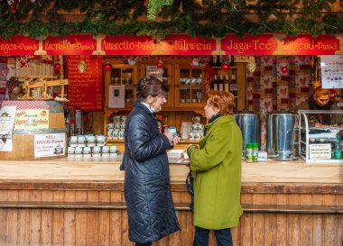 VİANNA, AUSTRIA - 19 Aralık 2019 İnsanlar Avustralya 'nın başkentindeki yıllık Noel pazarını ziyaret ediyor. 