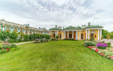 Parktaki güzel yazlık saray