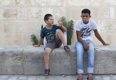 Şehirde iki genç adam var.