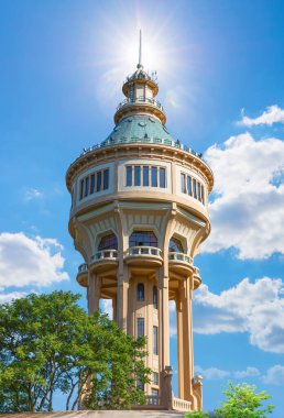 Gökyüzü arkaplanındaki güzel bina