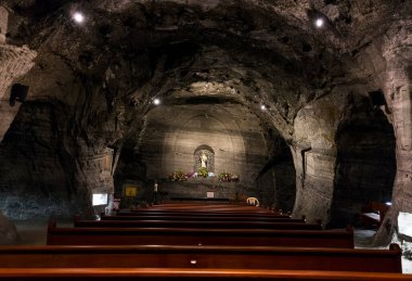 ZIPAQUIRA, COLOMBIA - 22 Ekim 2015: Yeraltı tuz katedralindeki şapel Zipaquira çok renkli tünellerde bir madenden inşa edildi. 