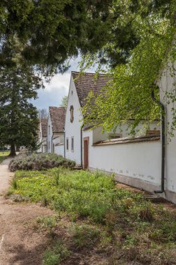 Köydeki eski ahşap ev.