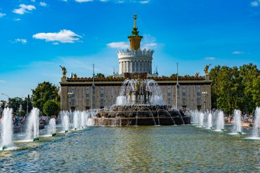 Yazın parkta bir çeşme