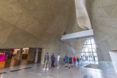 WARsaw, POLAND - 21 Eylül 2015 'te Polonya Yahudileri Tarihi Müzesi' nin (POLIN) bir parçası. Sergi 28 Ekim 2014 tarihinde açıldı..