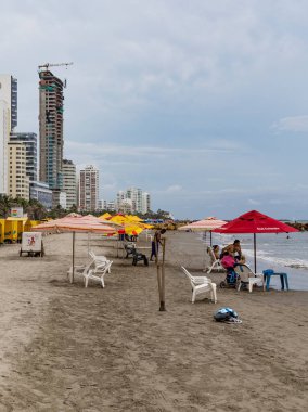 CARTAGENA, COLOMBIA - 29 Ekim 2015: Cartagena Hotel Zone plajında kimliği belirsiz insanlar. Kolombiya 'nın en büyük beşinci şehri ve Barranquilla' dan sonra bölgenin en büyük ikinci şehridir.. 