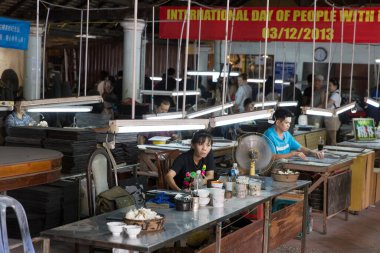 Tanımlanamayan işçiler Ho Chi Minh şehrindeki el sanatları fabrikasını bitiriyorlar. Vietnam hükümeti yaklaşık 1500 el sanatları köyünü tanıdı. 29 Aralık 2013 'te.