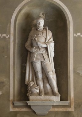 Bir ortaçağ kilisesinin heykeli.