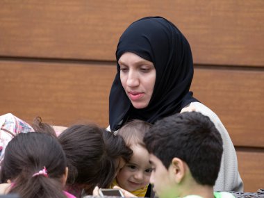 Müslüman aile kafede dinleniyor.